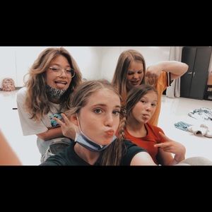 Meet your Posher, Ella